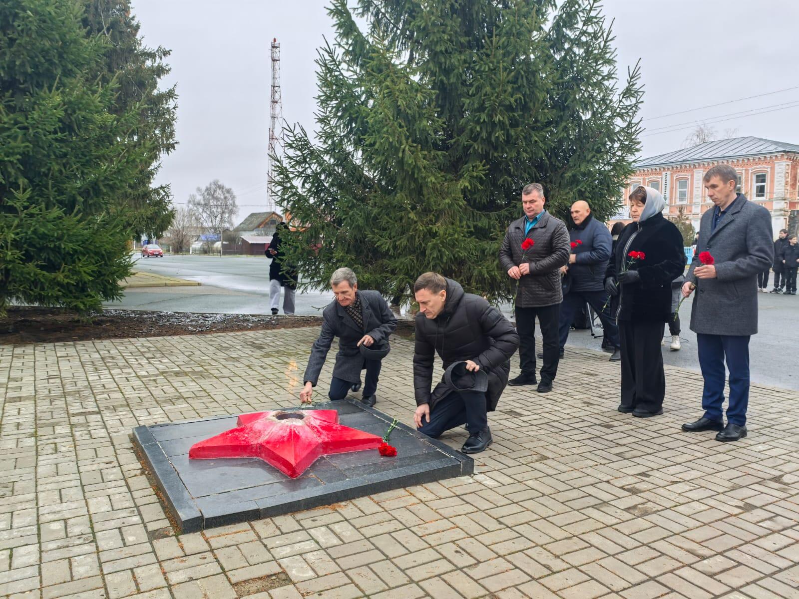 В День неизвестного солдата. Никто не забыт,  ничто не забыто